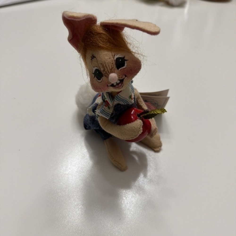 Annalee 0625 7" Country Boy Bunny w/ Apple 1995.                  782‎